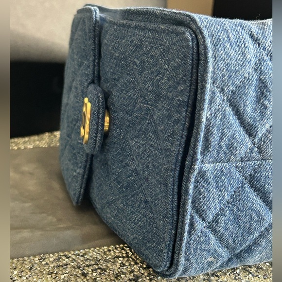 CHANEL 25 Small Handbag (26P) Washed Denim and Gold Tone Metal - Picture 13 of 17